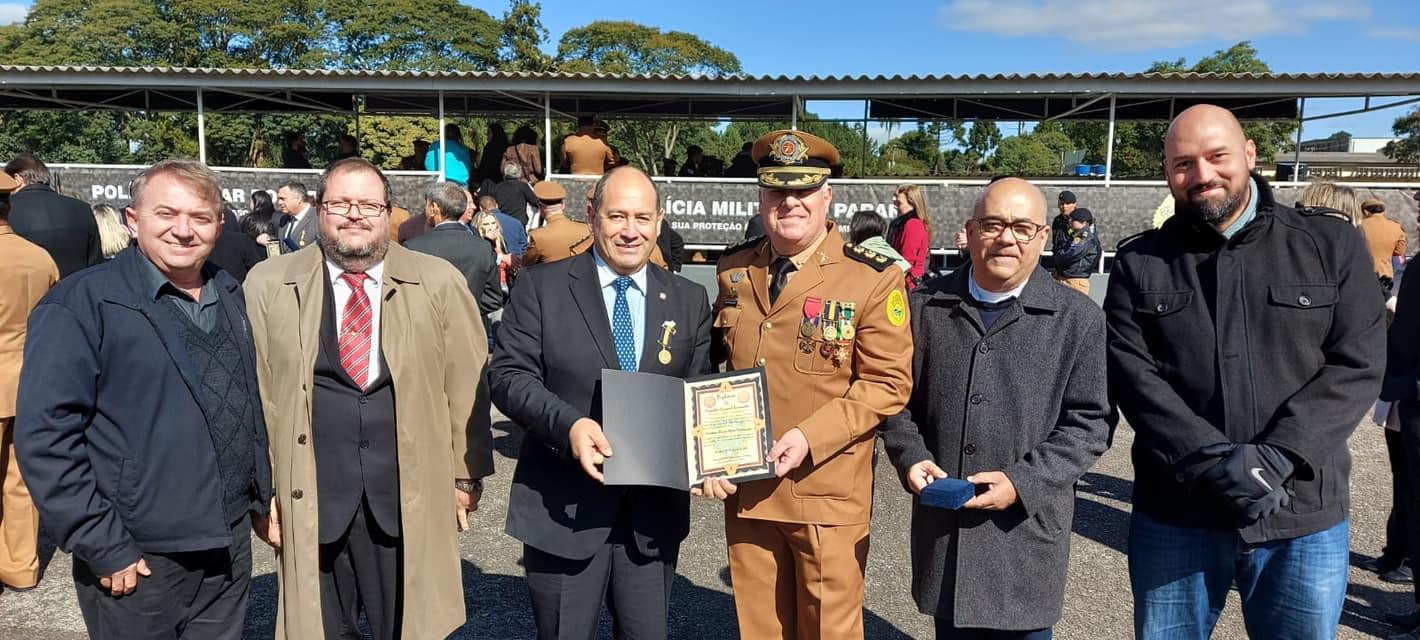 Grão-Mestre do GOP recebe a Medalha Coronel Sarmento, maior condecoração da PMPR