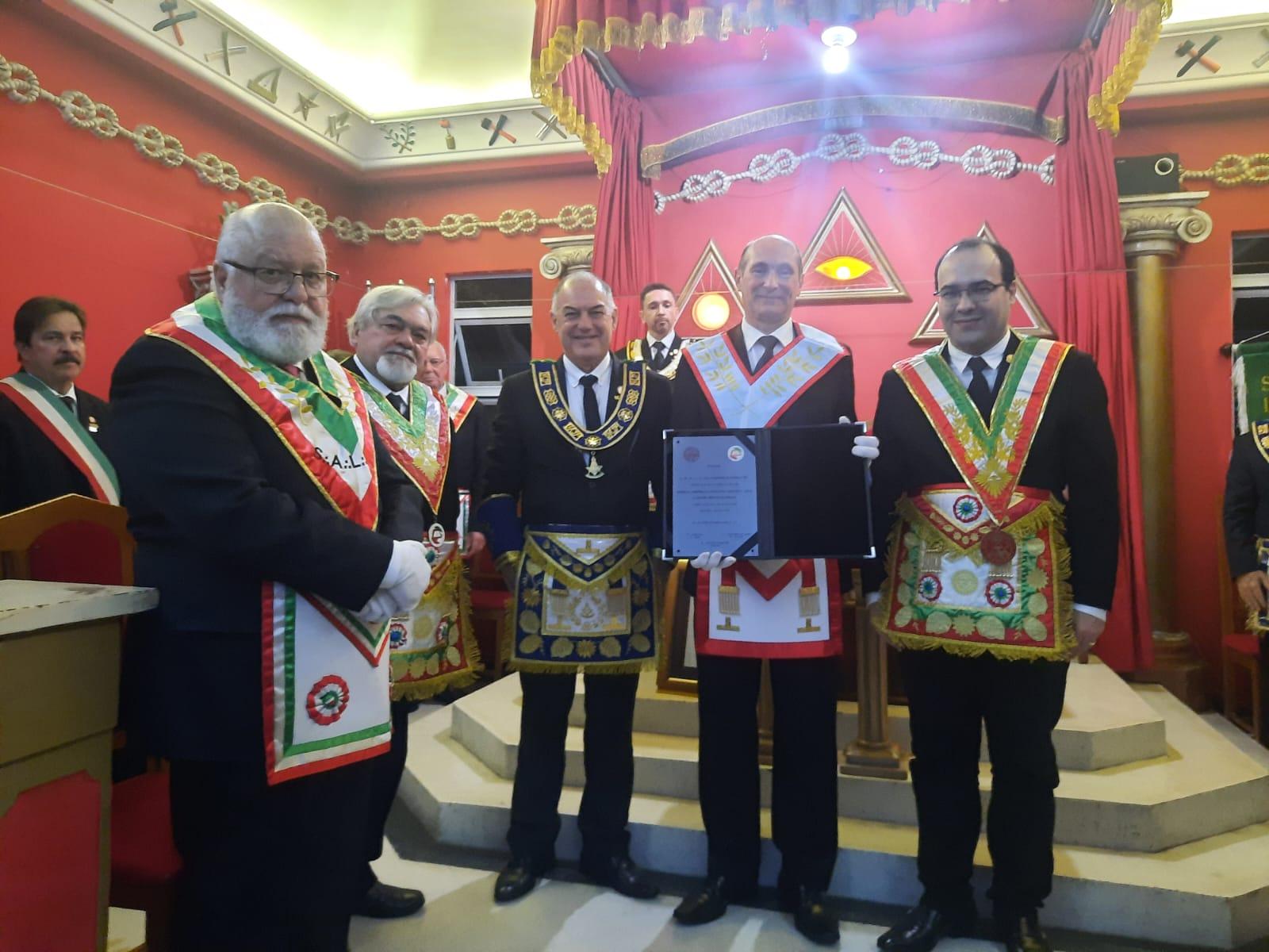 Luz e Fraternidade de Curitiba recebe placa alusiva ao título de " Benfeitora da Maçonaria Paranaense "
